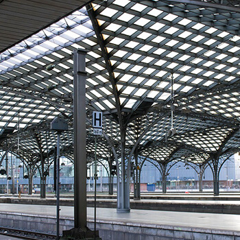 Ratanowe krzesełka ogrodowe – elegancja i komfort w Twoim ogrodzie